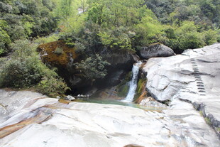 山间瀑布下的清幽自然景致