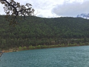 青山环绕的碧蓝色湖水