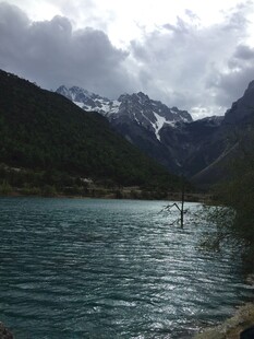 山水相依的静谧湖景