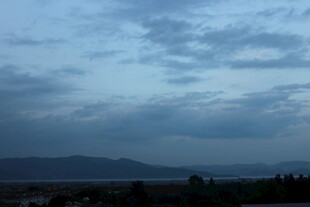 黄昏时分的天空与远山