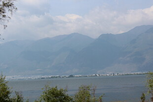 湖光山色间的美丽景致