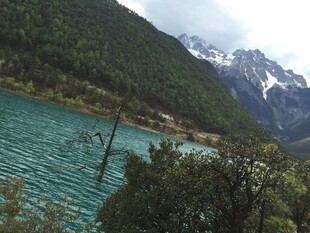 雪山下的碧蓝湖水