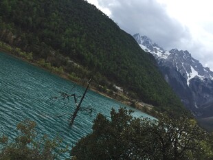 高山下的幽蓝澄澈湖泊