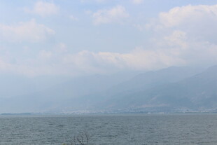 宁静湖景与远山