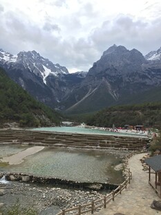 雪山下的静谧湖泊风光