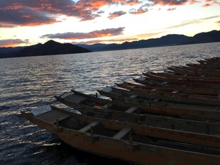 湖畔暮色中的停泊小船