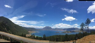 山间公路旁的美丽湖景