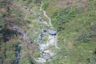 山间溪流上的古朴石桥