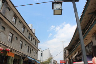 古街路灯下的中式建筑
