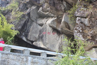 山间崖壁旁的防护栏杆