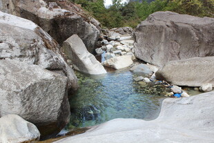 山间清澈溪流与巨石