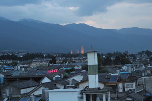 山城暮色中的建筑景观