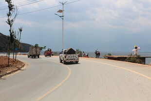 公路上行驶的车辆与行人