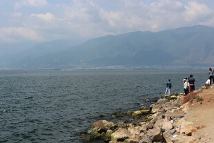 岸边游客赏辽阔水域风光