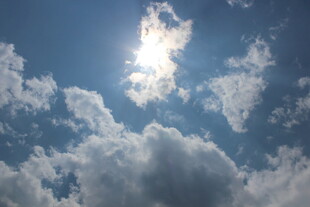 蓝天白云间的耀眼阳光