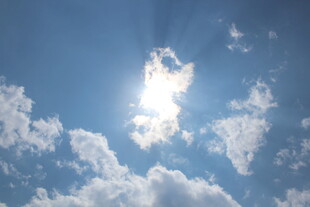 晴朗蓝天中的耀眼阳光