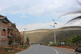 乡村公路旁的房屋与远山