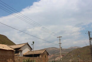 乡村民居与远处电线杆