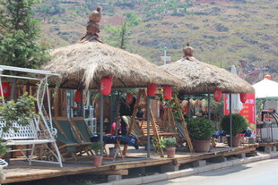 乡村特色茅草棚集市摊位