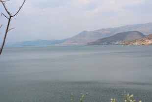 宁静湖景与远山