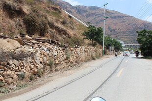 山间公路旁的石砌护坡