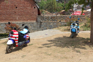 乡村小道上停放的两辆摩托