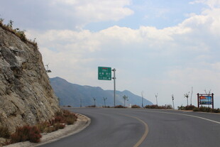 蜿蜒公路旁的山景