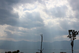 云隙间透射出的耀眼光芒