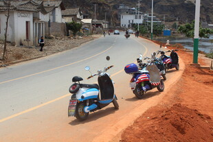 乡村道路上的多辆摩托车