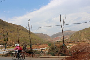 骑行者穿梭于山间道路