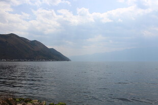 湖畔青山与辽阔水面景色