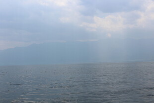 海上云隙间的天光洒落