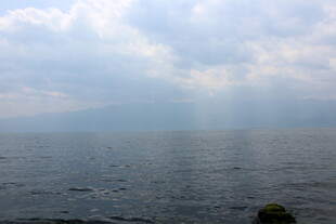 海面阳光穿透云层美景