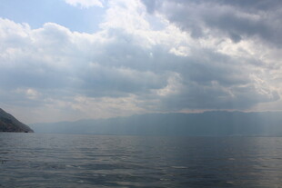 海上云景 远山朦胧