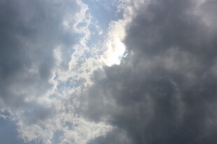 阴云密布的天空