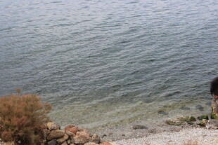 海边景致 一人岸边伫立