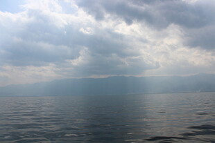 海上阴云密布的壮阔景象