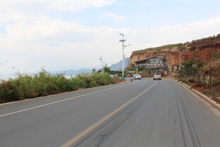 蜿蜒公路旁的自然景致