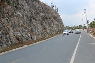 公路旁的岩石山体景观