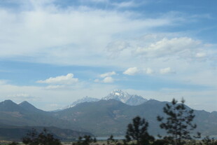 蓝天白云下的远山风景