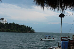 海上小岛旁的船只景象