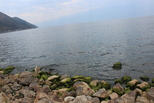 湖畔礁石 宁静湖景风光