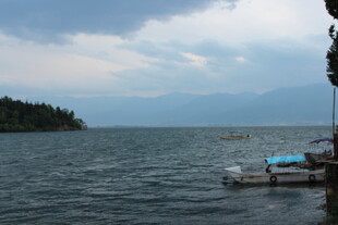 湖畔停泊小船的宁静景致