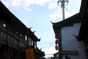 古街中式建筑与蓝天白云