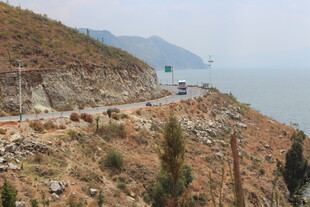 山间公路临崖伴海风景