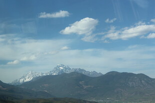 蓝天白云下的壮丽山脉