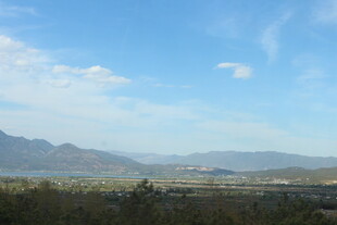 蓝天远山的开阔风景