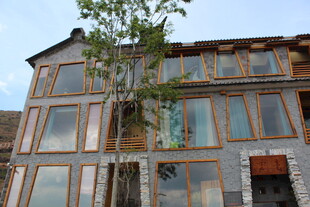 现代风格木质框架玻璃建筑