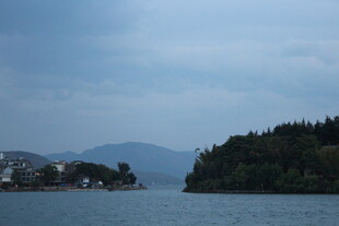 宁静湖畔山林景色