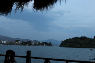 湖畔风景 远山近水入眼帘